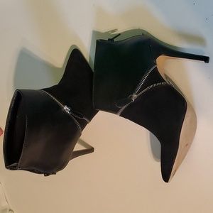 Rock & Republic woman's 10 black zipper accent 4" heel ankle boots